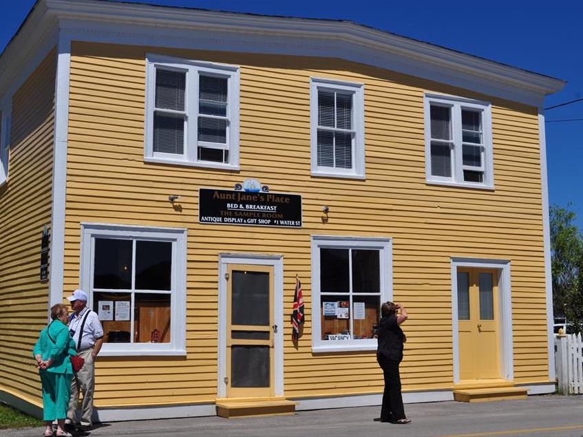 Aunt Jane's Place Bed & Breakfast - Woody Point - Newfoundland and